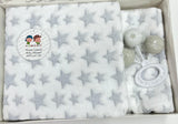 Set de Manta + Sonajero Bebé. 80x110cm. Estampado de estrellas. 100% ALGODÓ. Extra suave.